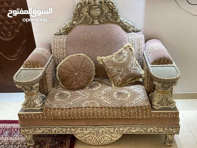 طقم صالة جلوس يتسع لـ 10 أشخاص بحالة جيدة ونظيفة يحتوي على كامل ملحقاته من طاولة ووسائد ومساند