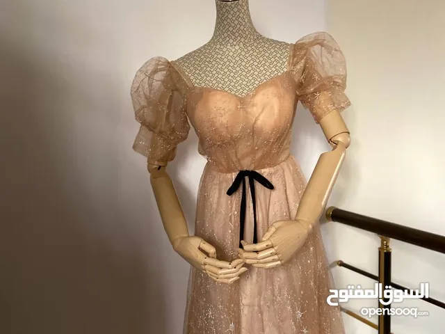 فستان حفلات لون بيج طويل