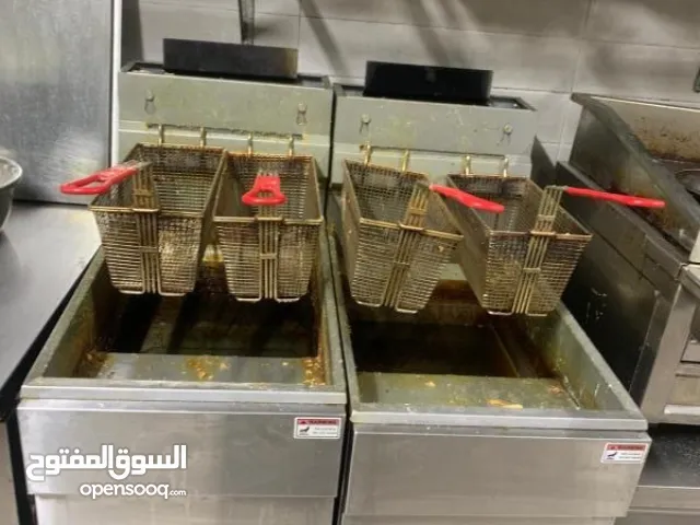 عدة مطعم كاملة مستعملة بحالة جديدة جداً استخدام اشهر فقط متوفر ايضاً تلاجات و فريزرات كبيرة