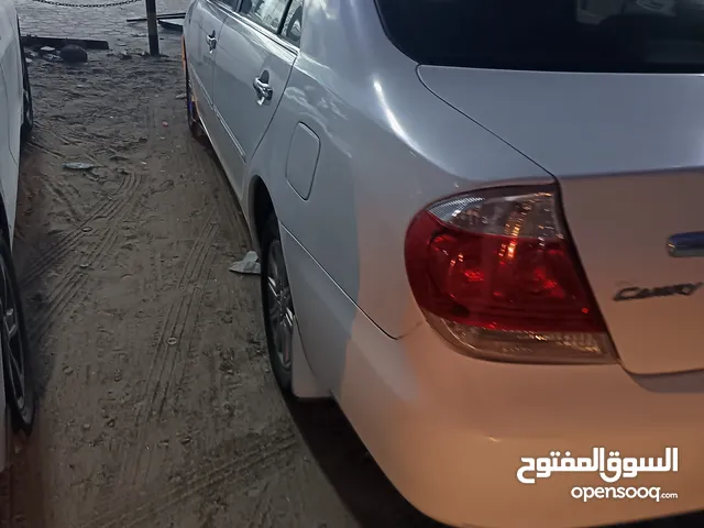 للبيع كامري موديل 2005 كامل الموصفات نظيفه للجادين فقط رجاء