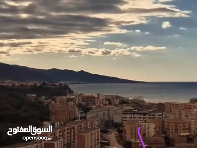 ارض واسعة مسطحة صالحة لبناء عمارات قريبة من المرافق و وسط المدينة بكل الوثائق العقارية