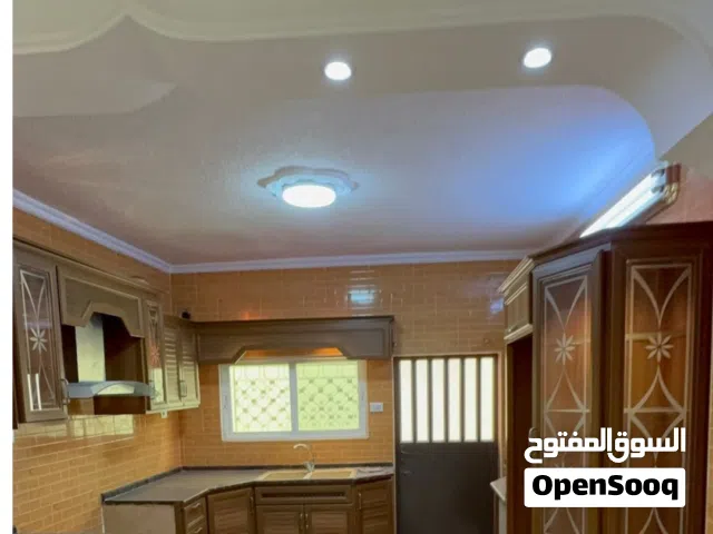 شقة أرضية بمدخل خاص وترسات واسعة – 140م غير المساحات الخارجية – جبل المغير – 43,000 قابل للتفاوض