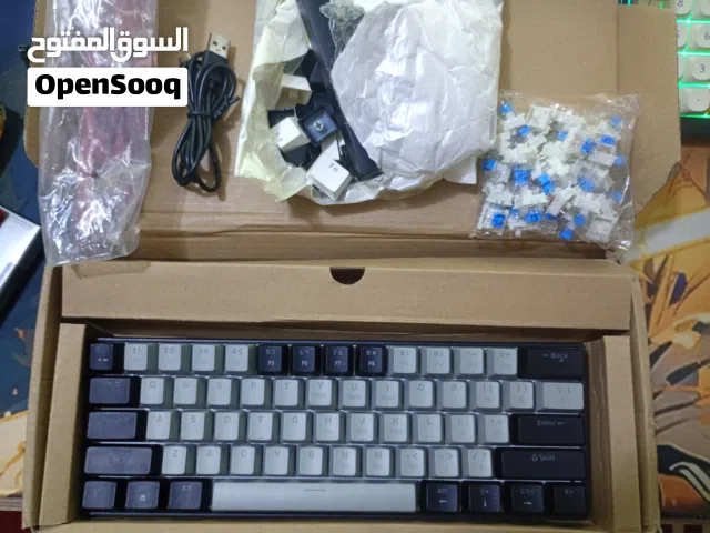 كيبورد ميكانيكي بلو سويج مع محلقاته 30 سويج ازرق و سيت كابس ابيض و اسود جديد غير مستخدم