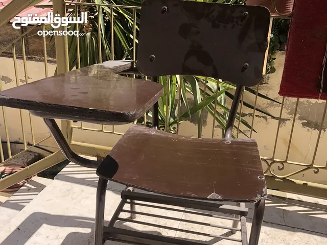 مقاعد طلاب بحالة ممتازة