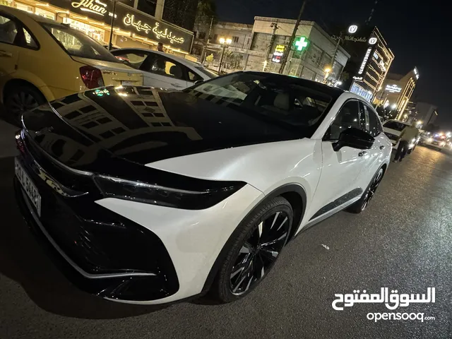 كراون ماجستا ابيض و اسود ماشيه 12 الف كيلو اربع اصابع بارد جاملغ خلفي سياره بحالة الزيرو