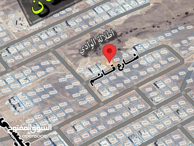 طاقة مربع ن على شارع قائم مفتوحة على وادي من خلف