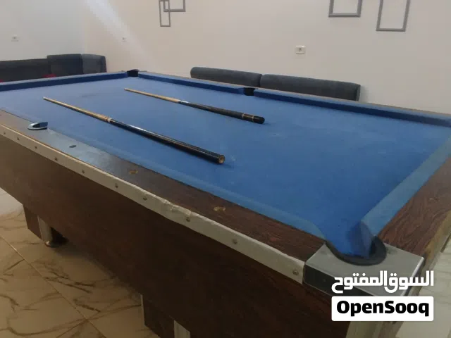 طاولة بلياردو 9 قدم معاها 4 ستيكات نظاف ومعاه لكور والزيرو يبي شوي تشطيب