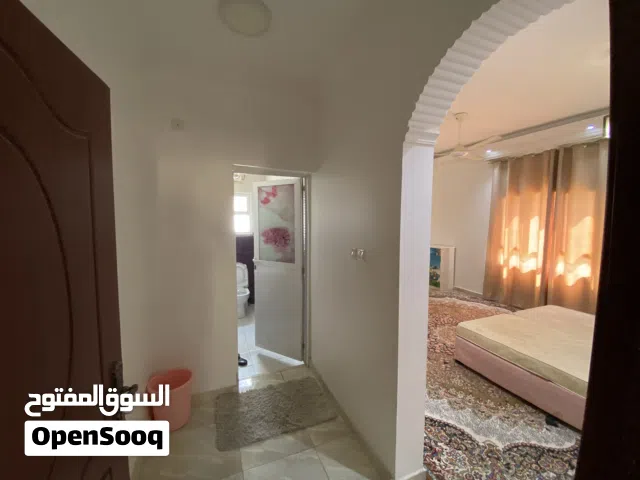 غرف مفروشة و غير مفروشة في شارع النور المعبيلة الجنوبية قريب من جميع الخدمات شامل فواتير