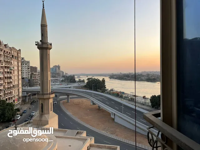 شقة  للبيع على النيل وبجوار مسجد مساحتها 190م صف أول على شارع الرئيسي لكورنيش النيل  ببرج حديث