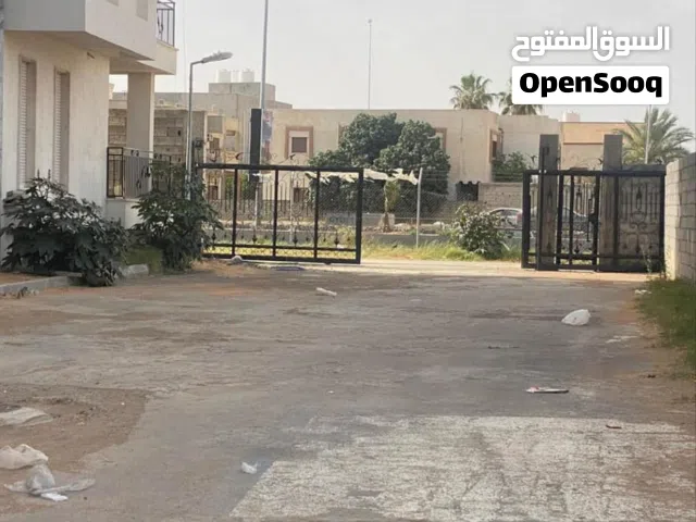 شقة نص تشطيب في حي راقي في غوط الشعال الدور التاني
