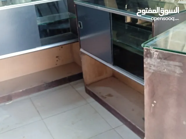 للبيع 3خزائن خشب بزجاج عرض متر ونص وارتفاع متر