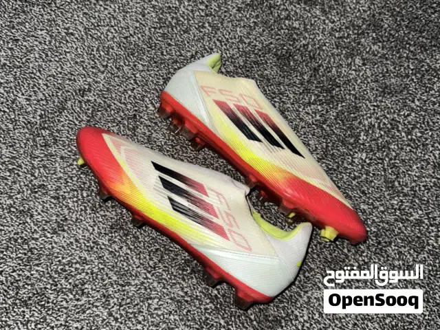 جوتي كوره اديداس اوريجينال اصلي بحاله جديده بسعر نار مقاس 43 قابل للتفاوض football shoes original