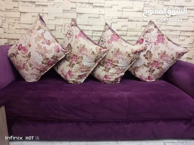 طقم كنب 7 مقاعد خشب لاتيه موجود في بيت في عمان جبل نصر بسعر 120د مع البرادي