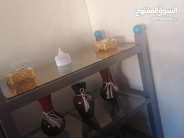 طاولة تلفزيون او لوضع الاغراض عليها ذات منظر جميل