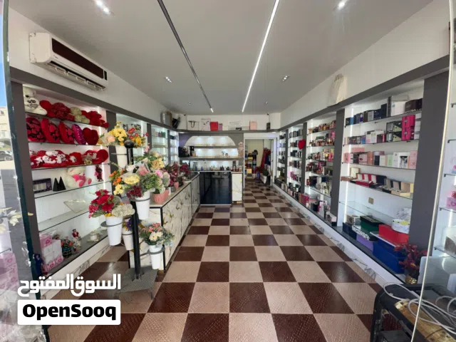 محل عطور وتغليف. هدايا للبيع