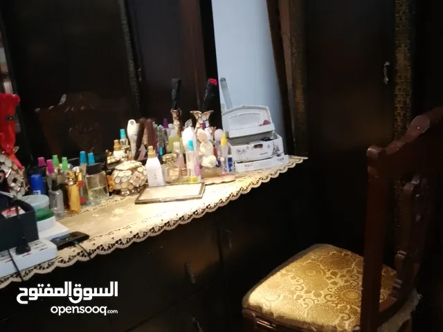 غرفة نوم بحالة ممتازة جدا استعمال عرسان نضيف للبيع بسبب السفر للبيع من دون فرشة تخت