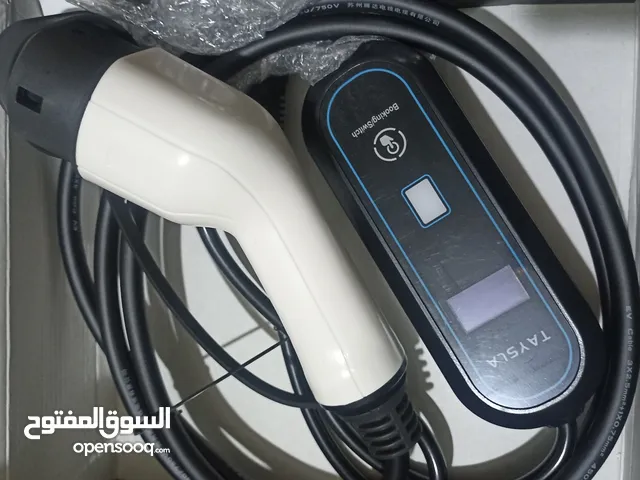 شاحن سيارات كهربائية Taysla بقوة 3.5 KW . وشاحن مرسيدس اصلي آخر