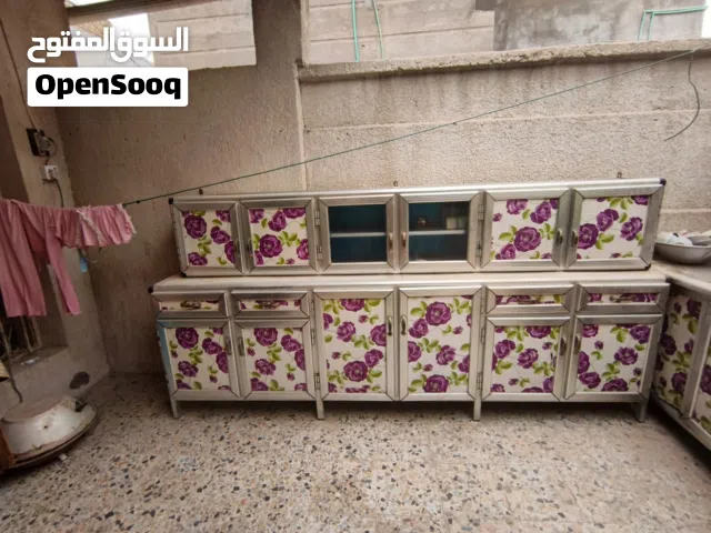 غراض محل مستخدمة للبيع كاونتر المنيوم مع رفوف خشب مع ميز طباخ فلافل مع بابين واحد المنيوم وحديد