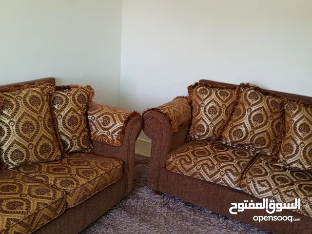 طقم كنب مع سجادة وستارة وطربيزات للبيع طقم كنب مع سجادة وطربيزات للبيع