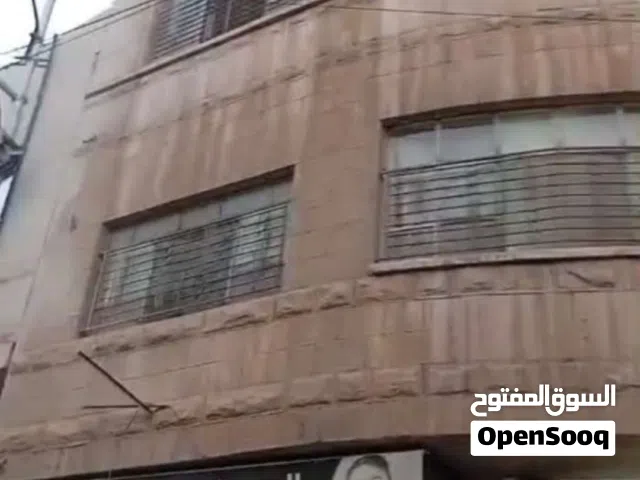 مخازن للايجار مفتوحات على بعض ثلاث ابوب تقع على شارعين منطقه حيويه تصلح لاي عمل تجاري في حي الحسين ا