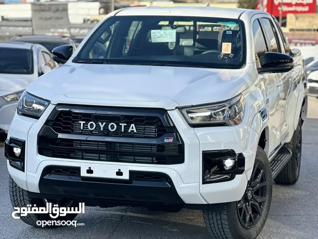 تويوتا هايلوكس 2023 GR وارد خليجي سبورت لون ابيض 2800cc ديزل