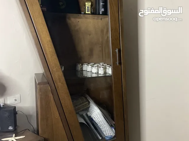 خزانة رفوف نوع الخشب زان فخمة مستعملة لمدة سنة للبيع