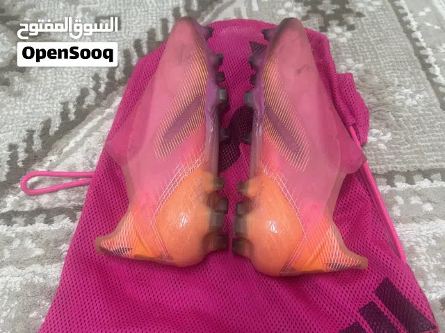بوط كره قدم او جوتي اديداس اصلي لعبت فيه مباره وحده اشتريته من السويد يجي معو شنطه خاصه فيه مقاس 42