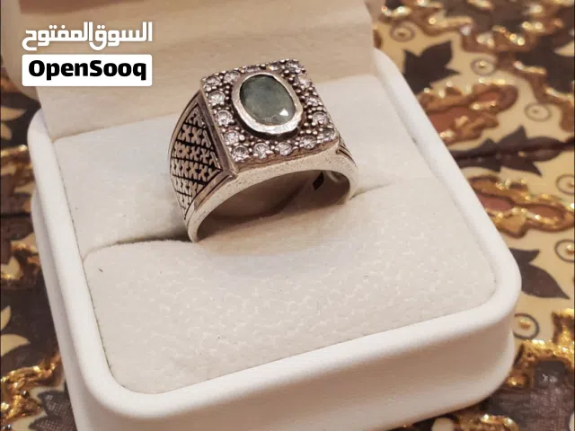 امتلك قطعة من الزمرد الطبيعية على يدك.