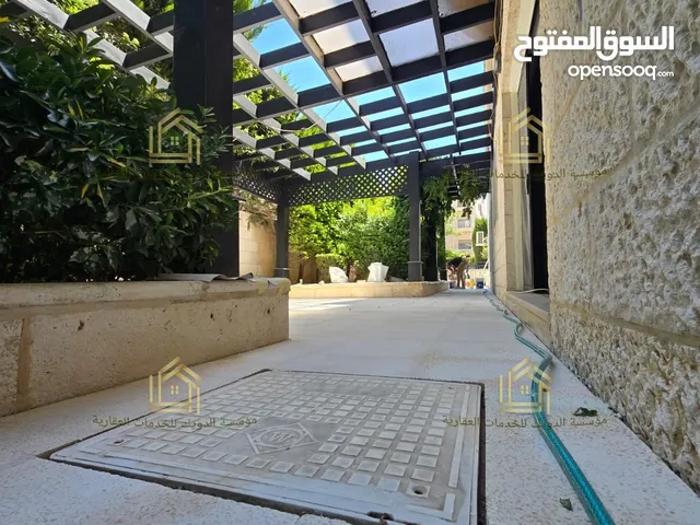 شقة في منطقة ام السماق ارضي مع حديقة وترسات