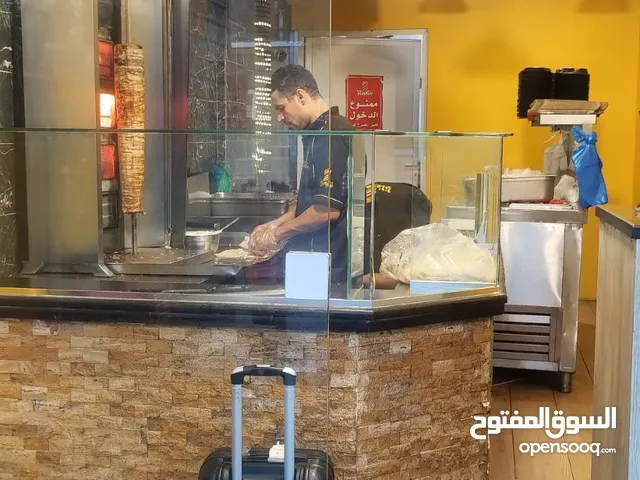 فرصة استثمارية مميزه مطعم شاورما بموقع حيوي للبيع بالعقبه و بسعر اقل من التكلفة