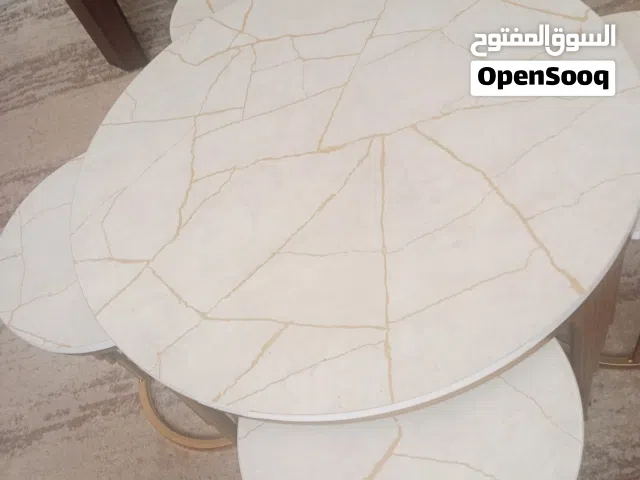 طاولات مستخدمة بحال الوكالة مش ملموسه نظيفه ميه بالميه سعر بالمملكة الحق عليها قبل ما تنباع في الوصف