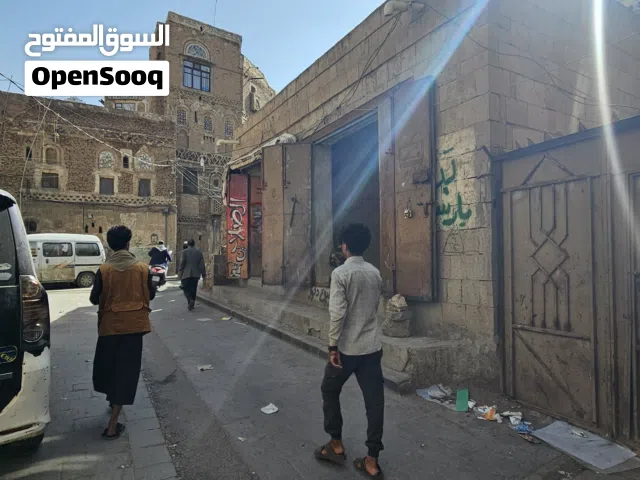 محل للايجار حجم10×4 متر متوفر بجانبه كل الخدمات