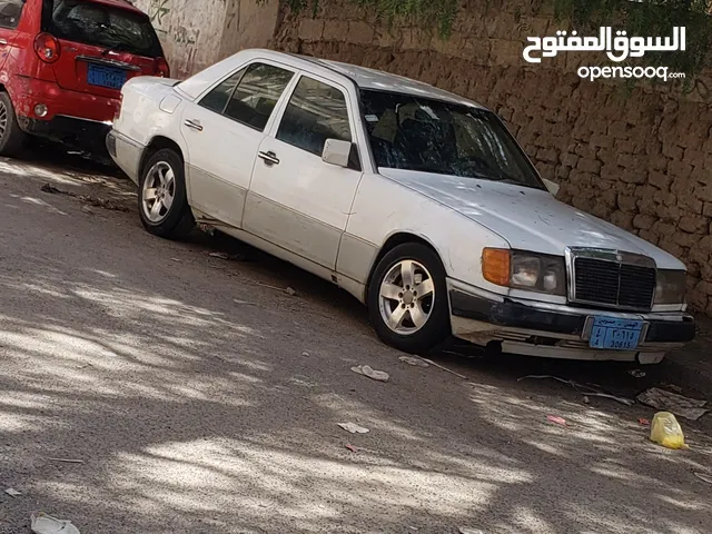 سياره مرسديس موديل 1990 اربعه بسطون المكينة 2000سي سي جير عادي