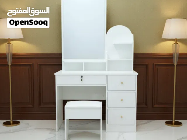 طاولة تسريح عصرية بيضاء مع مرآة وكرسي ومساحات تخزين