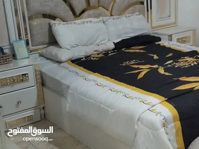 غرفة نوم ابيض وذهبي مضيئة مع ملحقات