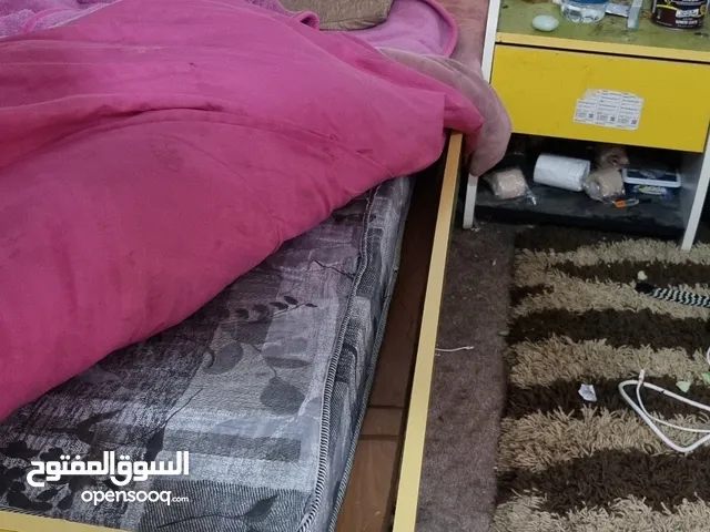 سرير فردي مع خزينته