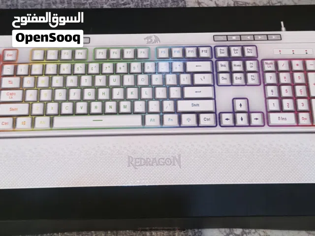كيبورد Redragon Gaming RGB أبيض، بحالة ممتازة، إضاءة RGB، مسند يد مريح، جميع الأزرار تعمل بشكل طبيعي