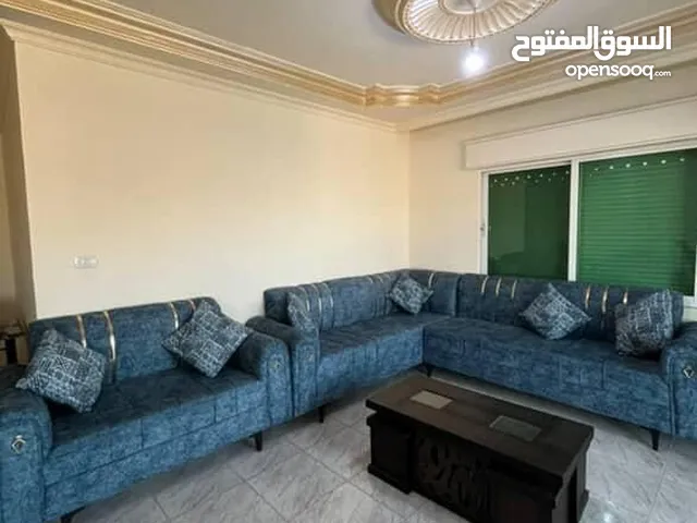 طقم كنب بحالة ممتازة للبيع مع طاولات