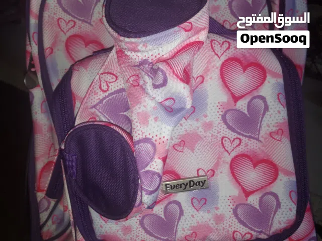 شنطة مدرسيه جديده براند Every day بعجلات تأتي مع مقلمه و شنطه غذاء واسعه جدا جديده لم تستعمل !