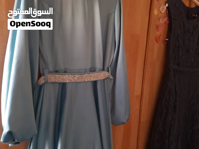 فستان ناعم باللون السماوي مع تفاصيل لامعة – مناسب للأعياد