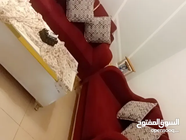طقم 7 مقاعد بحاله جيدة جدا بسعر 150 دينار اسفنج دنلوب