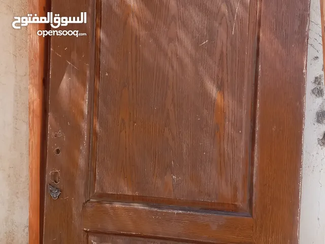 باب خشبي ثقيل لون بني فاتح