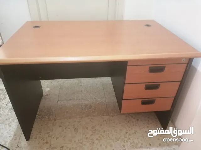 طاولة مكتب