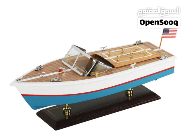 مجسم قارب ومجسمات أخرى مصنوعة من المعدن والخشب