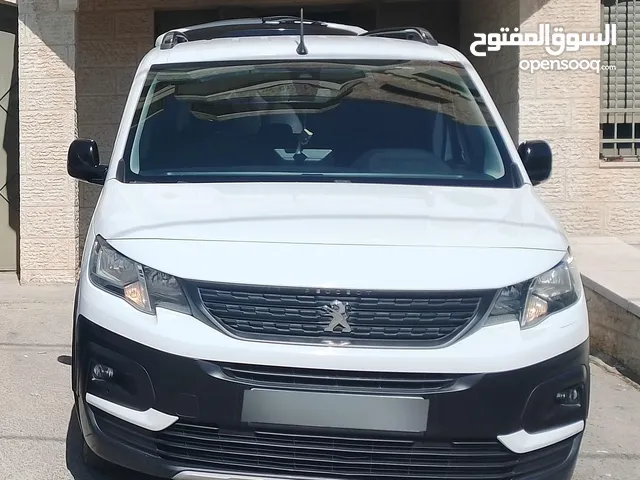 سياره بيجو رفتر سحب شركه بوضع ممتاز جدا جميع الاضافات ..ماشيه 120 الف ايد اولى