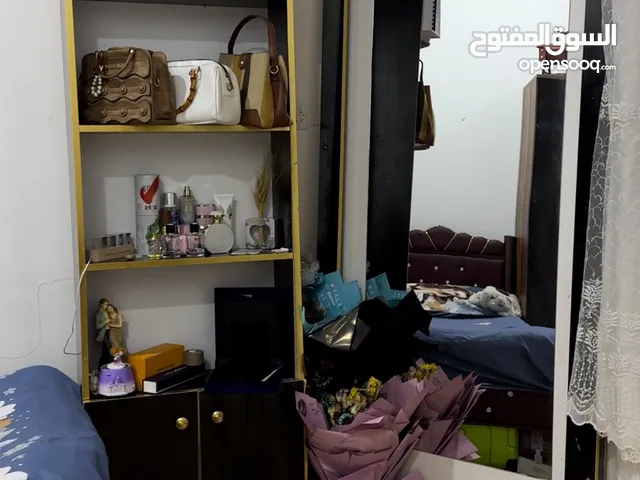 ميز مع مرايه للبيع جدد ينفع للحلاقة او غرف نوم