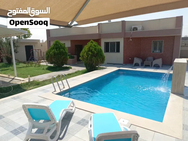 منزل فيه حوض سباحة للبيع