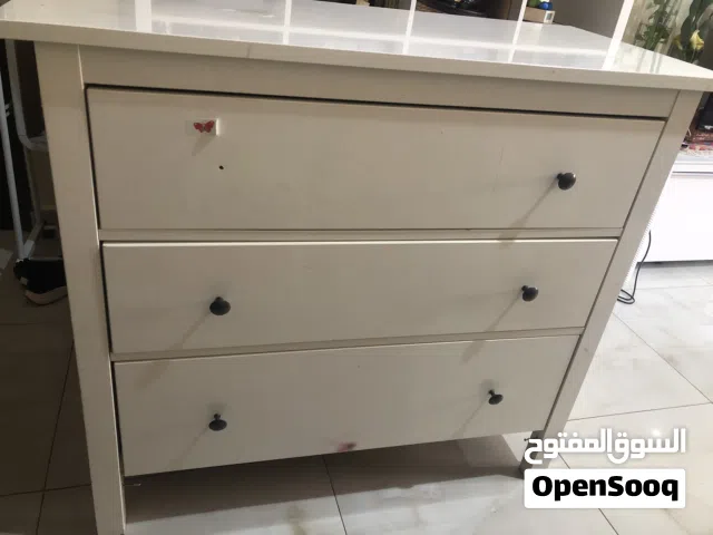 طبقة جوارير (ادراج) ، مستخدمة ، تحتاج الى تعديلات في الجارور الاخير / الثمن 4 دنانير