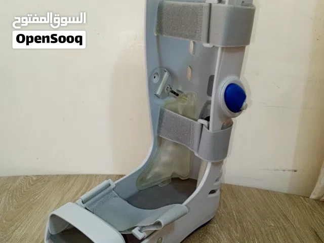 هذا المنتج هو حذاء طبي لتقويم العظامAir steps Walker من شركة DeRoyal. يوجد توصيل