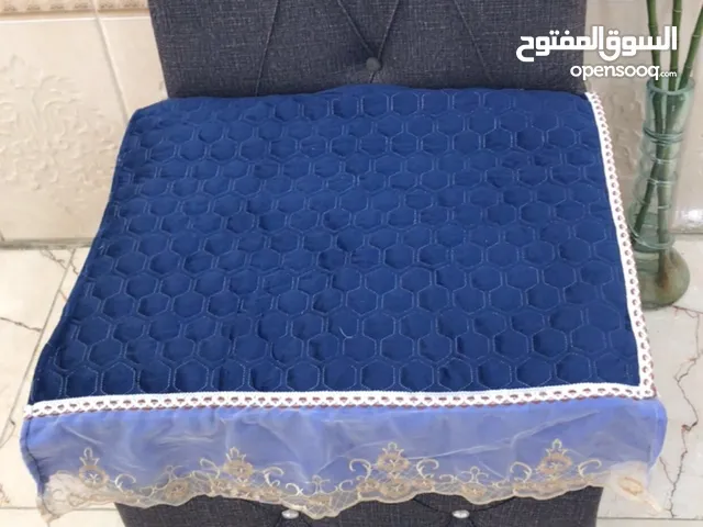مفرش تخم للبيع جديد ممستعمل يحتوي على 10 مقاعد بلون النيلي ودانتيل ونهايتك بلون ابيض وبيجي خياط